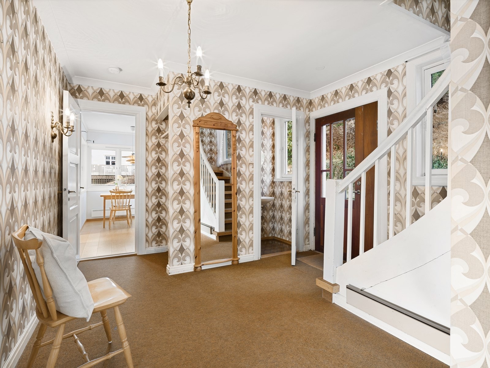 Entre/gang med teppe på gulv og tapet på vegger. Adkomst til gjestetoalett. Galleribilde