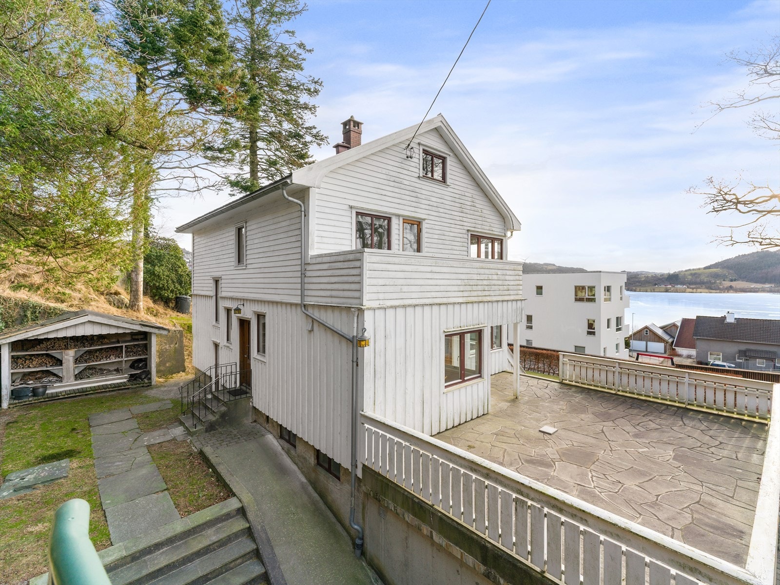 Flott eiendom med stor tomt - Velholdt og romlig enebolig med gode løsninger! Galleribilde