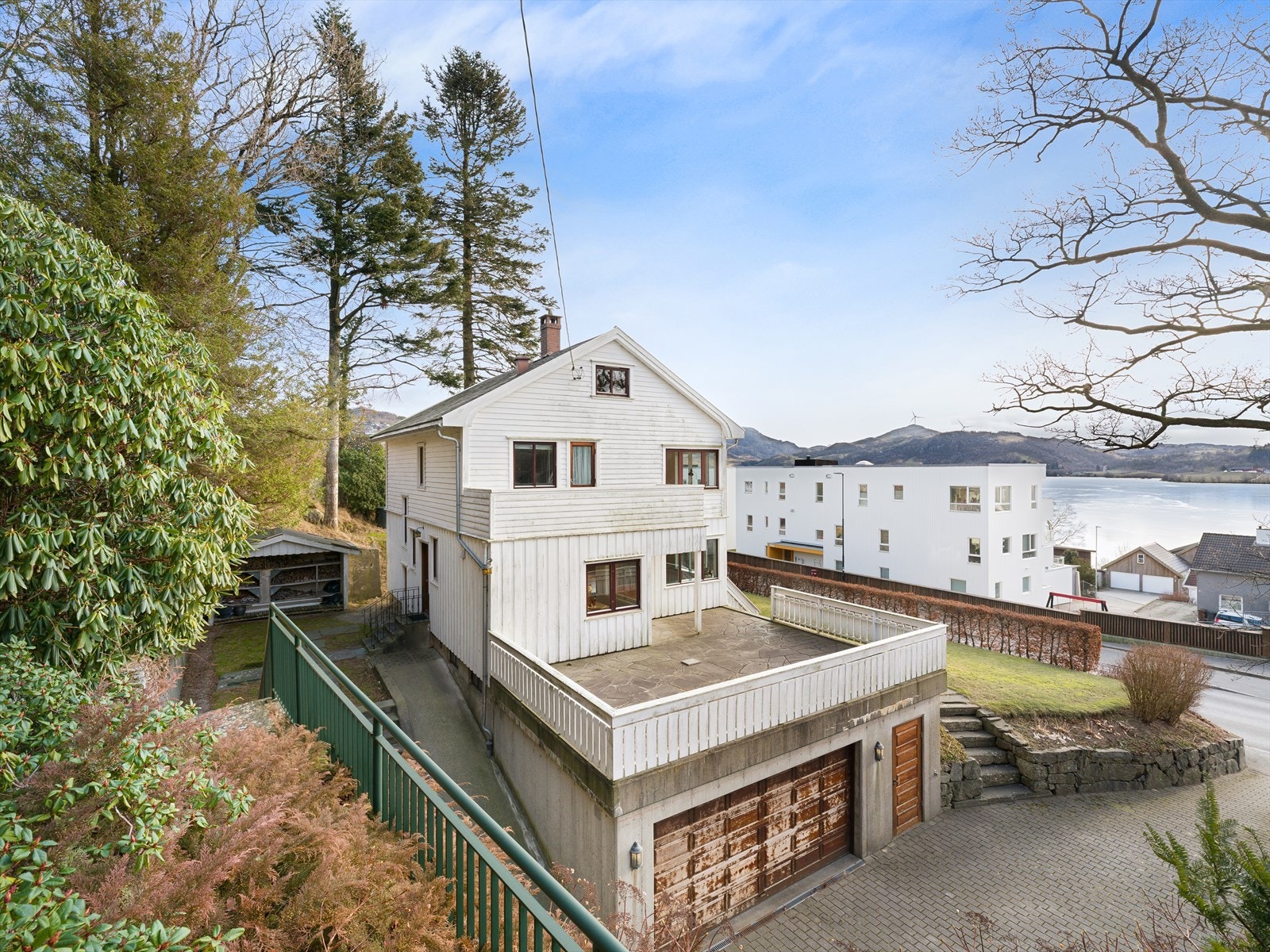 Steinbelagt gårdsrom og parkering i garasje. Fra garasjen er det direkte adkomst til boligens u.etg Galleribilde