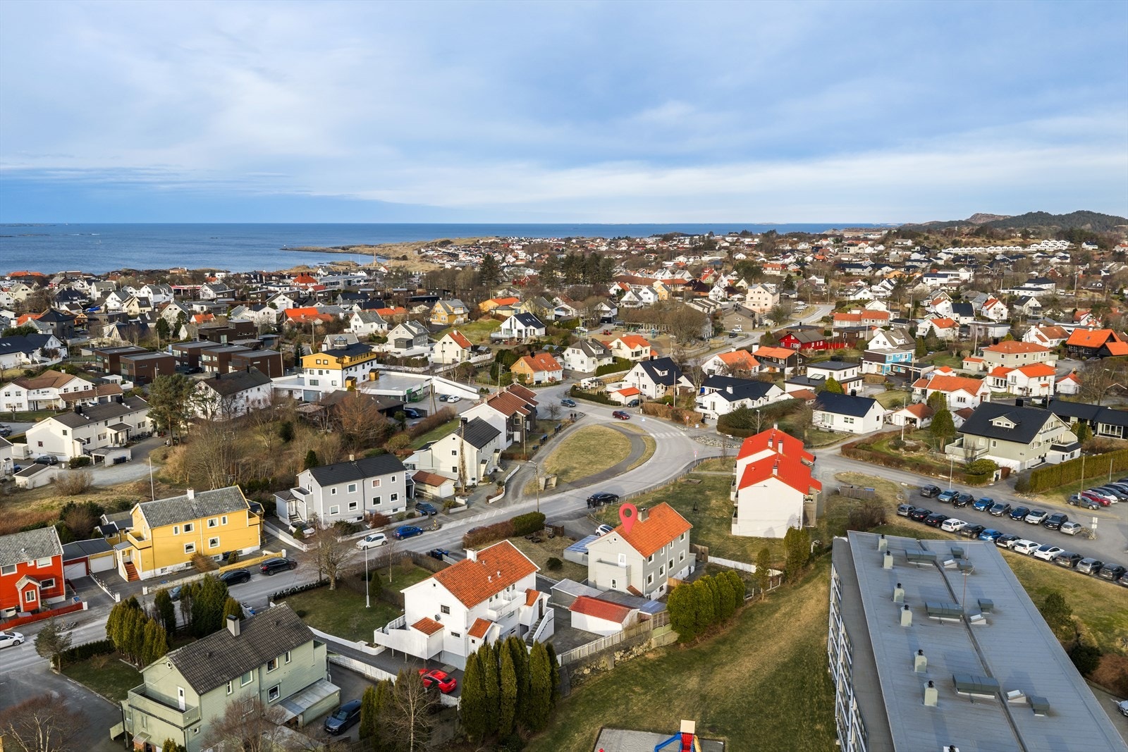 Dagligvarebutikker og bussholdeplass like ved. Sykkelavstand til det meste. Galleribilde