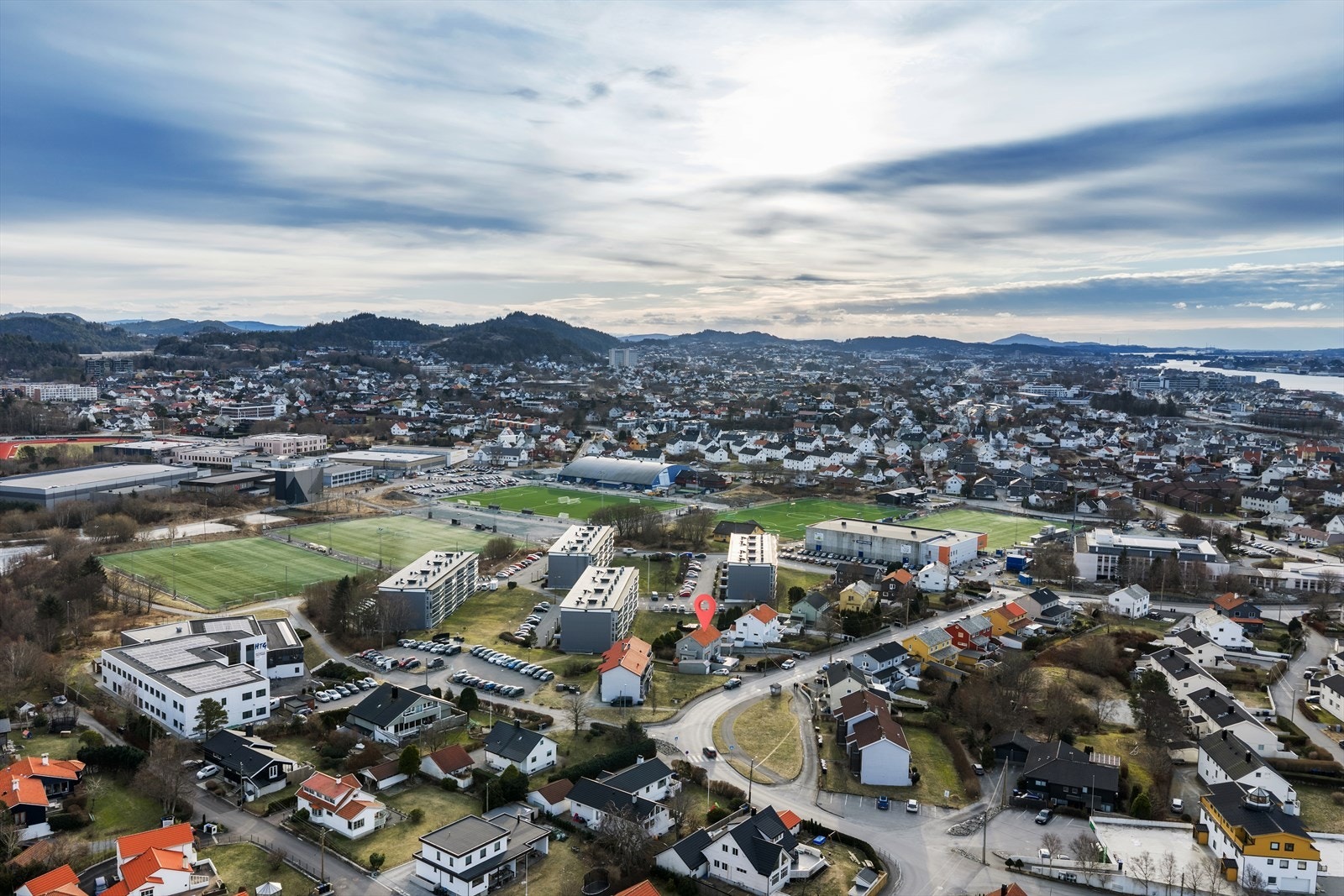 Boligen ligger i nærheten av Skeisvatnet i et populært boligområde. Området byr på flotte turområder og andre fritidsaktiviteter. Galleribilde