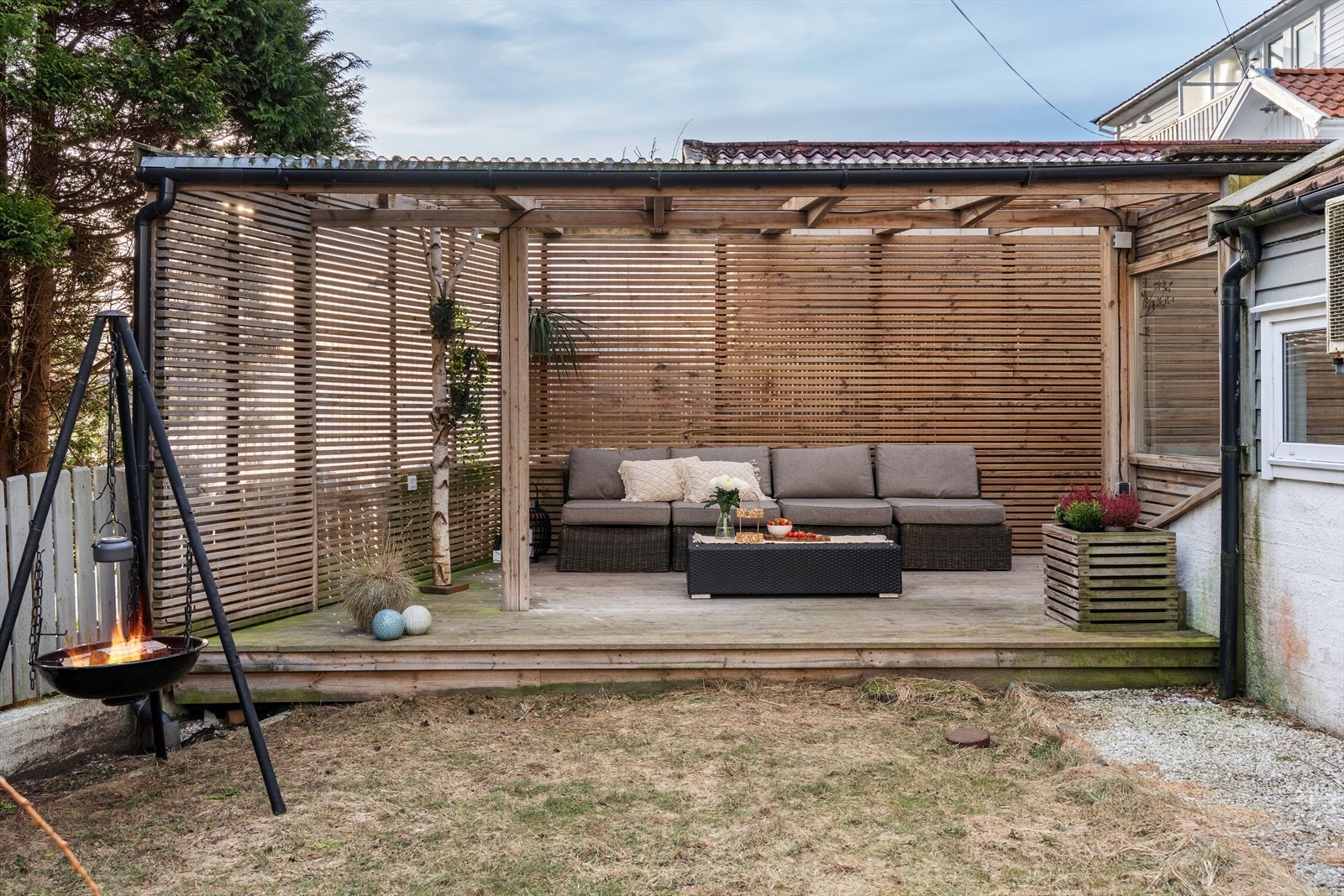 Pent opparbeidet uteområde og trivelig utestue. Galleribilde