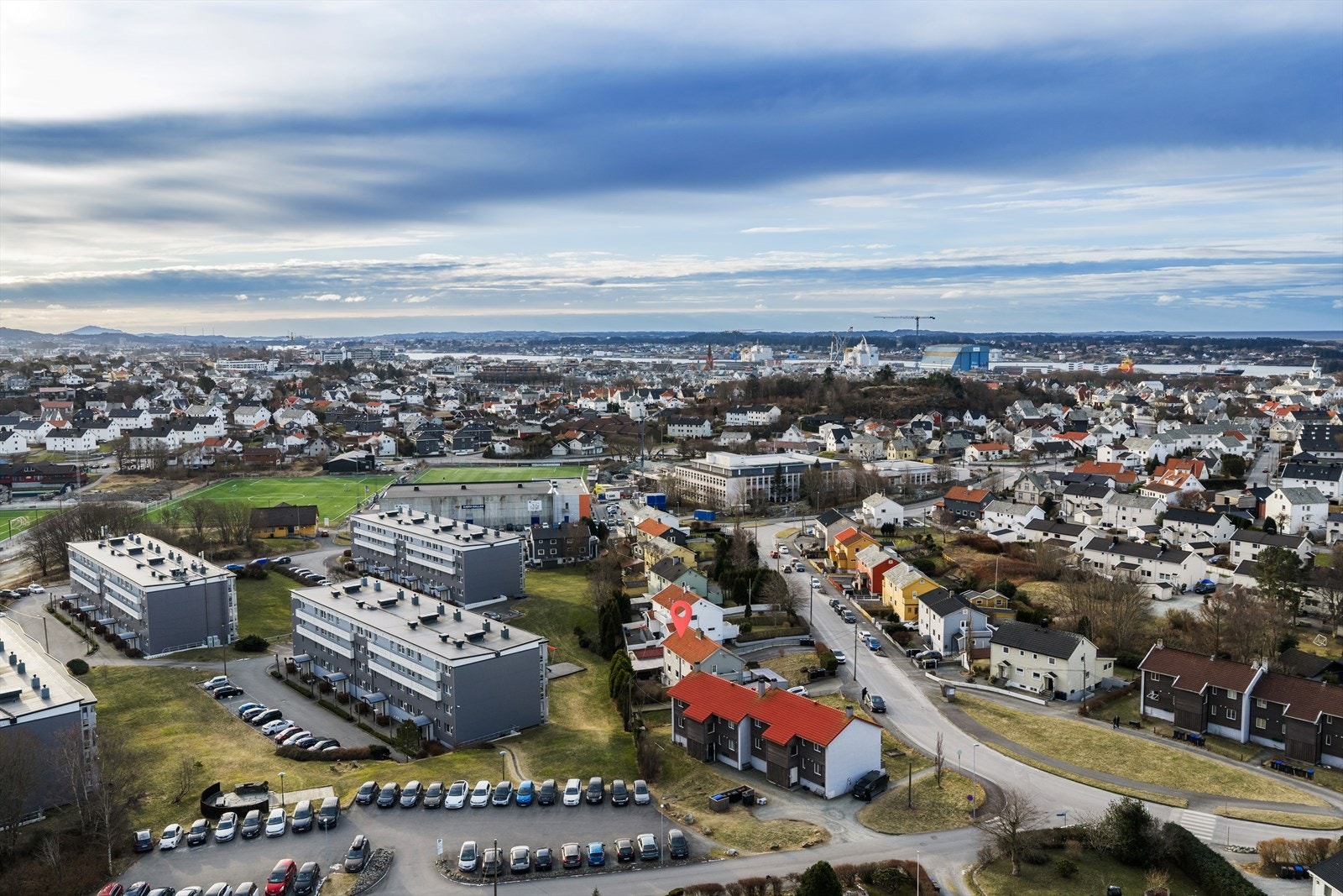 Flere idrettsplasser og lekeplasser i nærheten og ellers kort og trygg gangavstand til barnehager og barneskole, samt Skeisvang vgs og HTG vgs som ligger like ved. Galleribilde