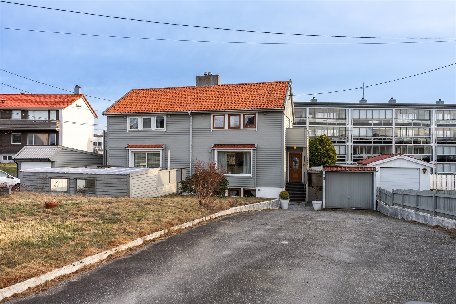 Tomannsbolig oppført i 1957 med kjeller, 1. og 2. etasje samt loft/hems. Parkering på egen grunn og i garasje. Galleribilde