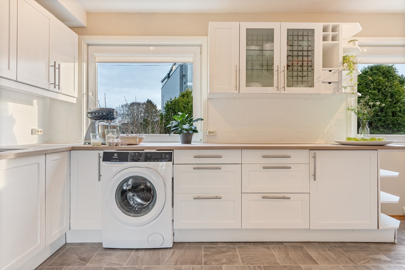 Kjøkkeninnredning med profilerte fronter fra IKEA, fra 2009. Galleribilde