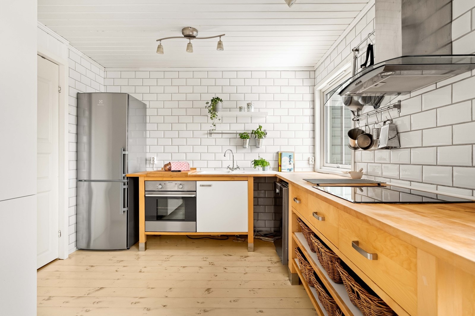 Kjøkkenet har integrert platetopp og stekeovn, samt plass til frittstående oppvaskmaskin og kjøl-/fryseskap. Galleribilde