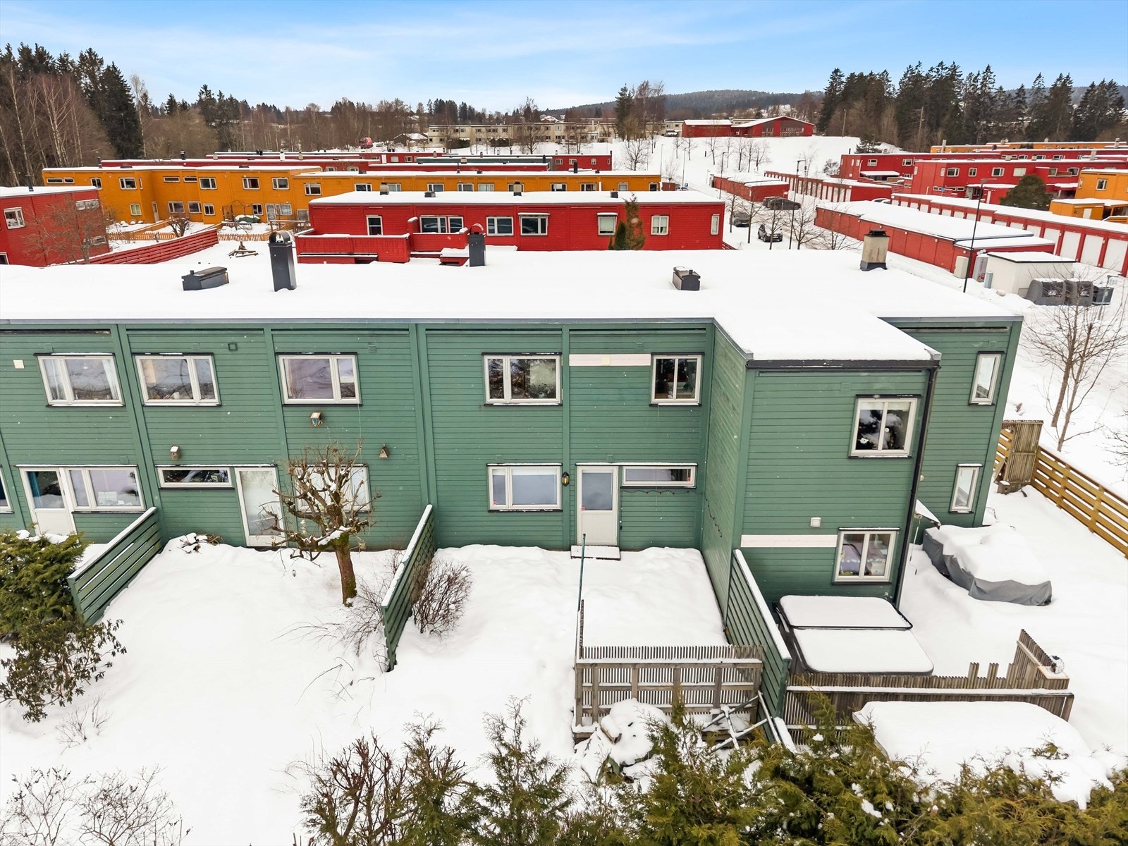 Tårnbyveien 372 er et familievennlig rekkehus med en meget praktisk planløsning og attraktiv beliggenhet. Her bor man i barnevennlige omgivelser. Galleribilde