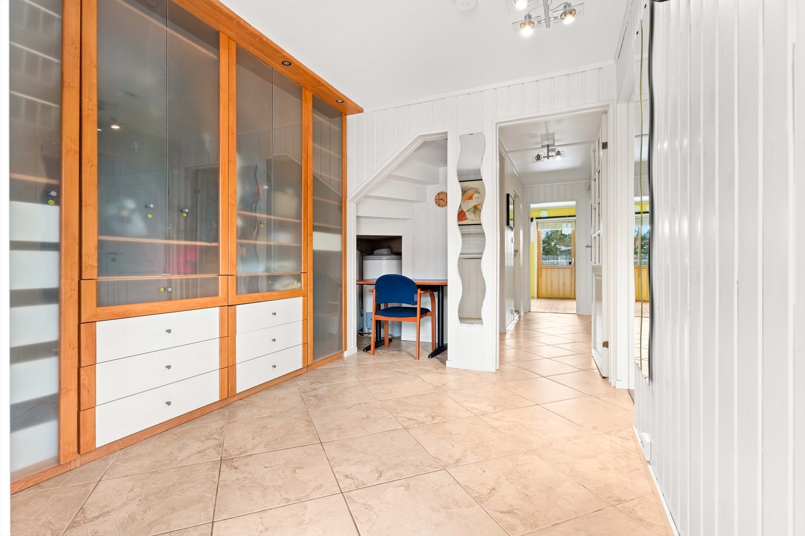 Praktisk entré/gang med plass til sko og yttertøy. Galleribilde