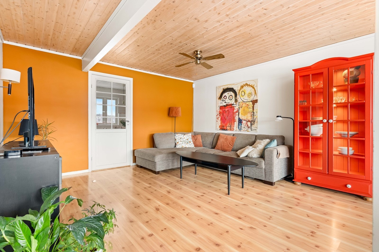 Innbydende og romslig stue med god plass til sofagruppe og spisebord. Galleribilde