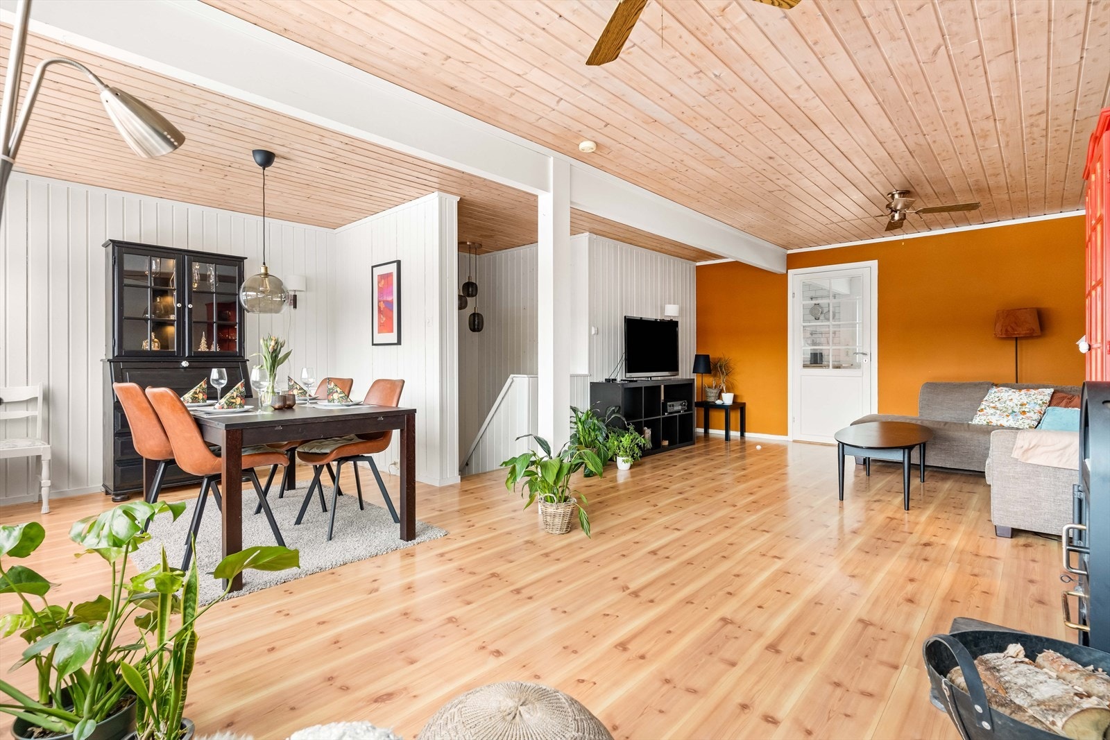 Veggen mellom stue og kjøkken er malt i en delikat farge som gir rommet et flott særpreg. Galleribilde