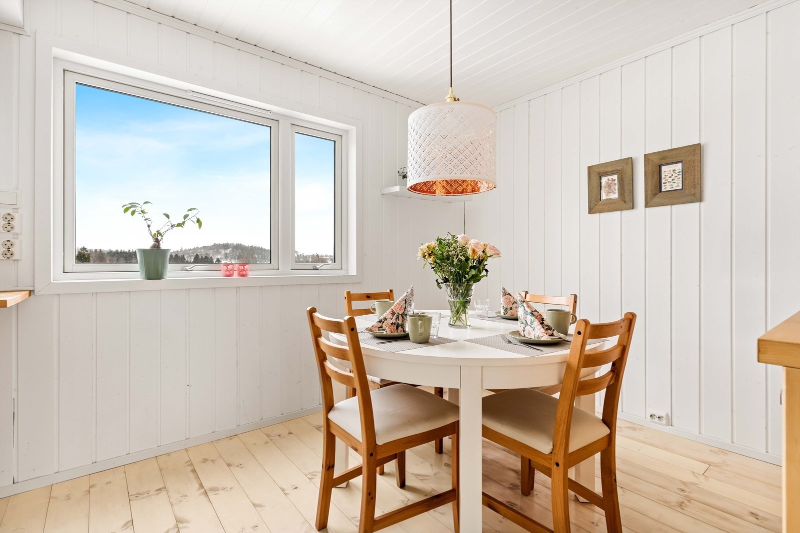 Plass til frokostbord ved kjøkkenet. Galleribilde