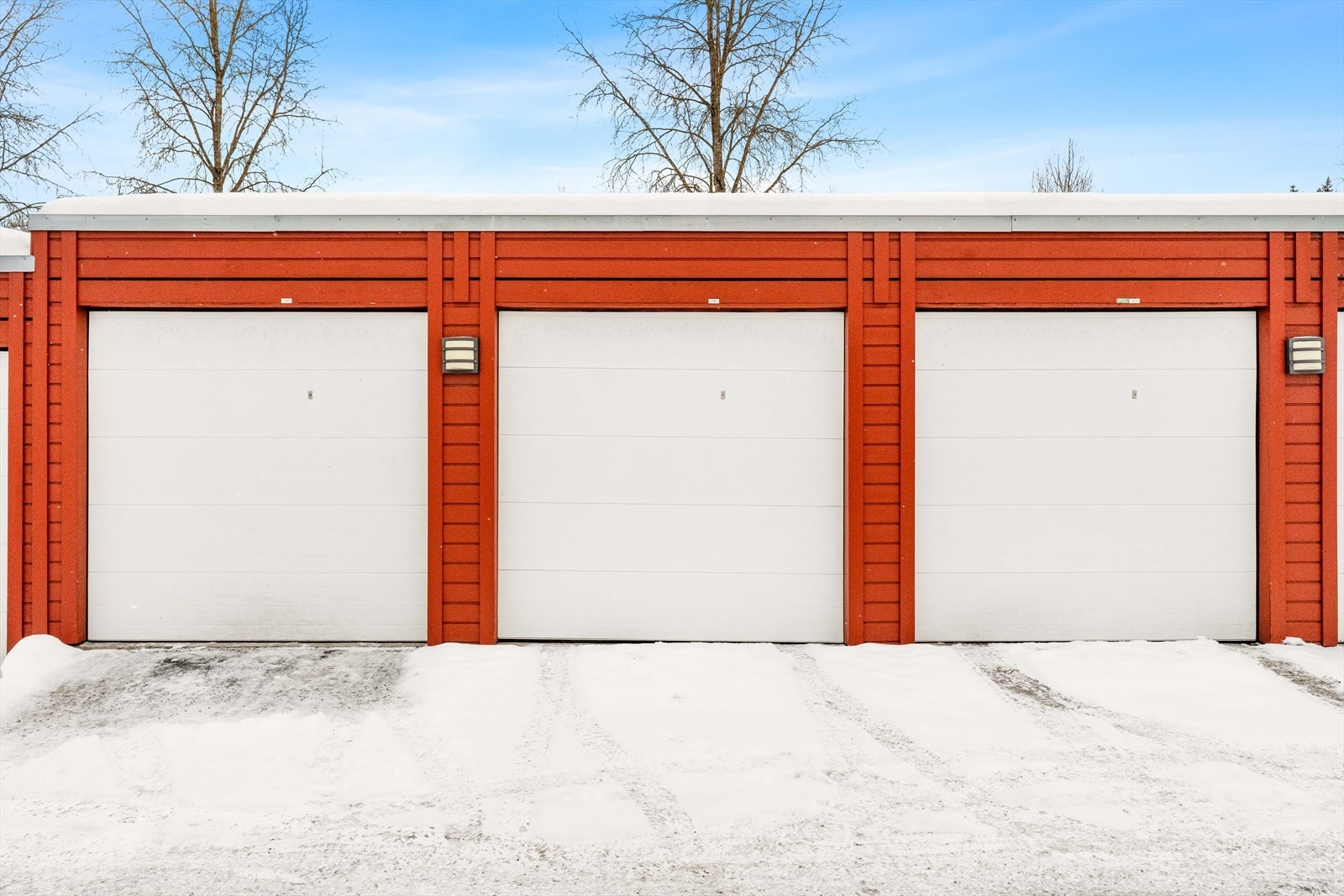 Boligen disponerer en garasjeplass i felles garasjerekke. Galleribilde