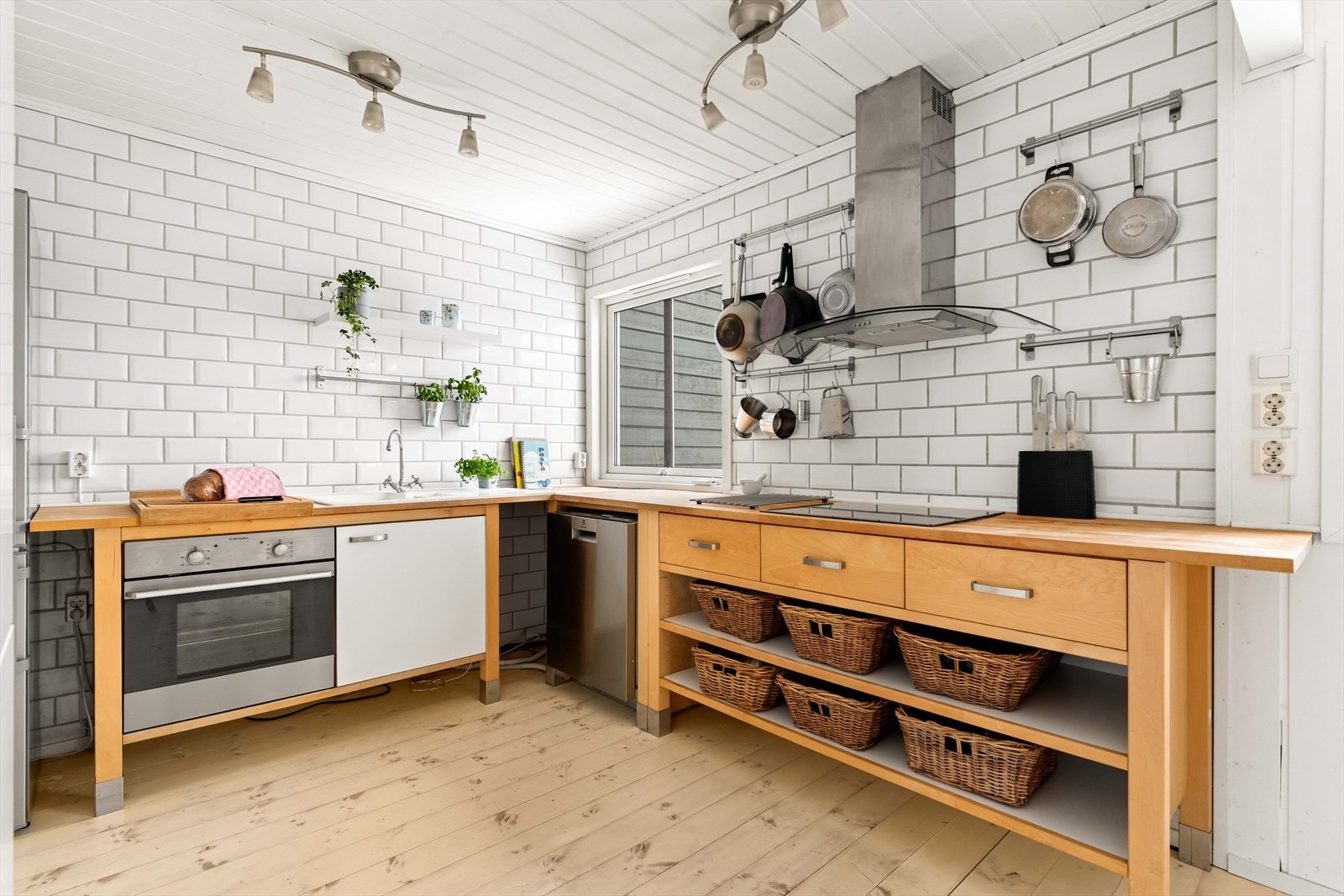 Kjøkken med glatte overflater og laminat benkeplate med oppvaskkum. Galleribilde