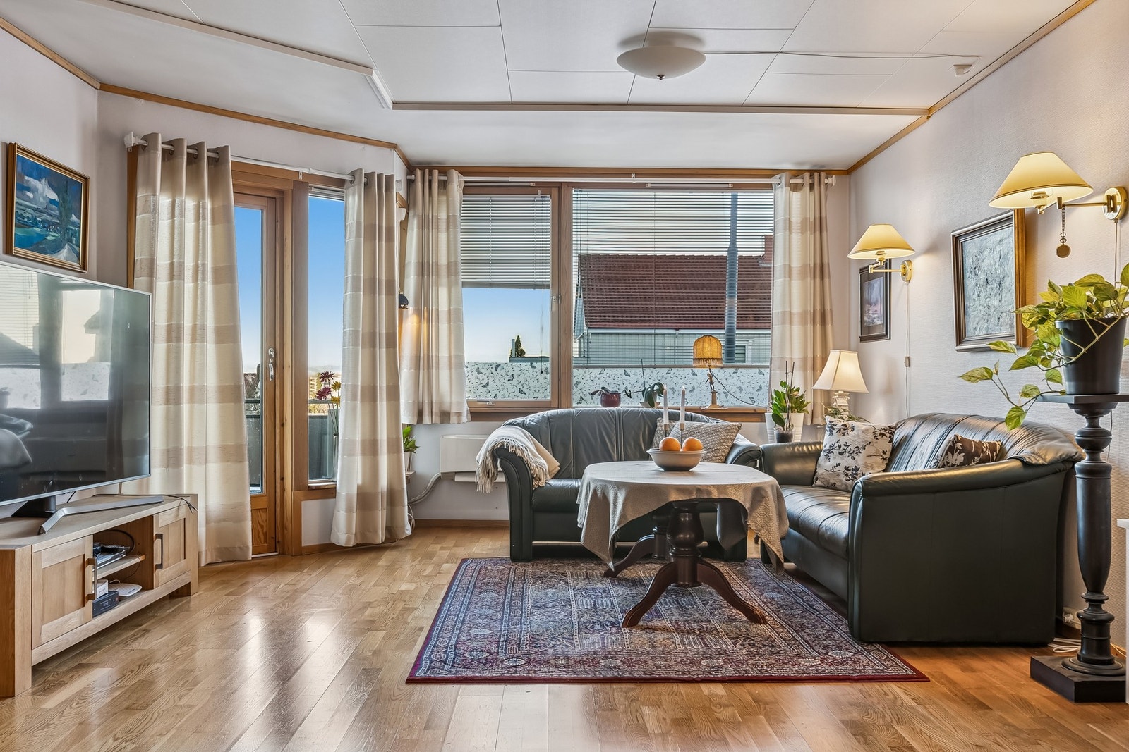 Romslig stue på 30,7m² med gode møbleringsmuligheter. Galleribilde