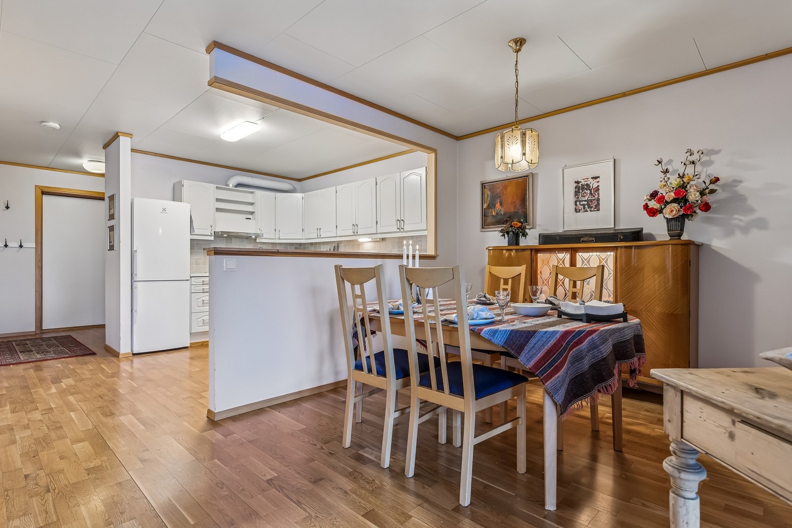 Den delvis åpne planløsningen mellom stue og kjøkken skaper et åpent og sosialt rom med god plass. Galleribilde