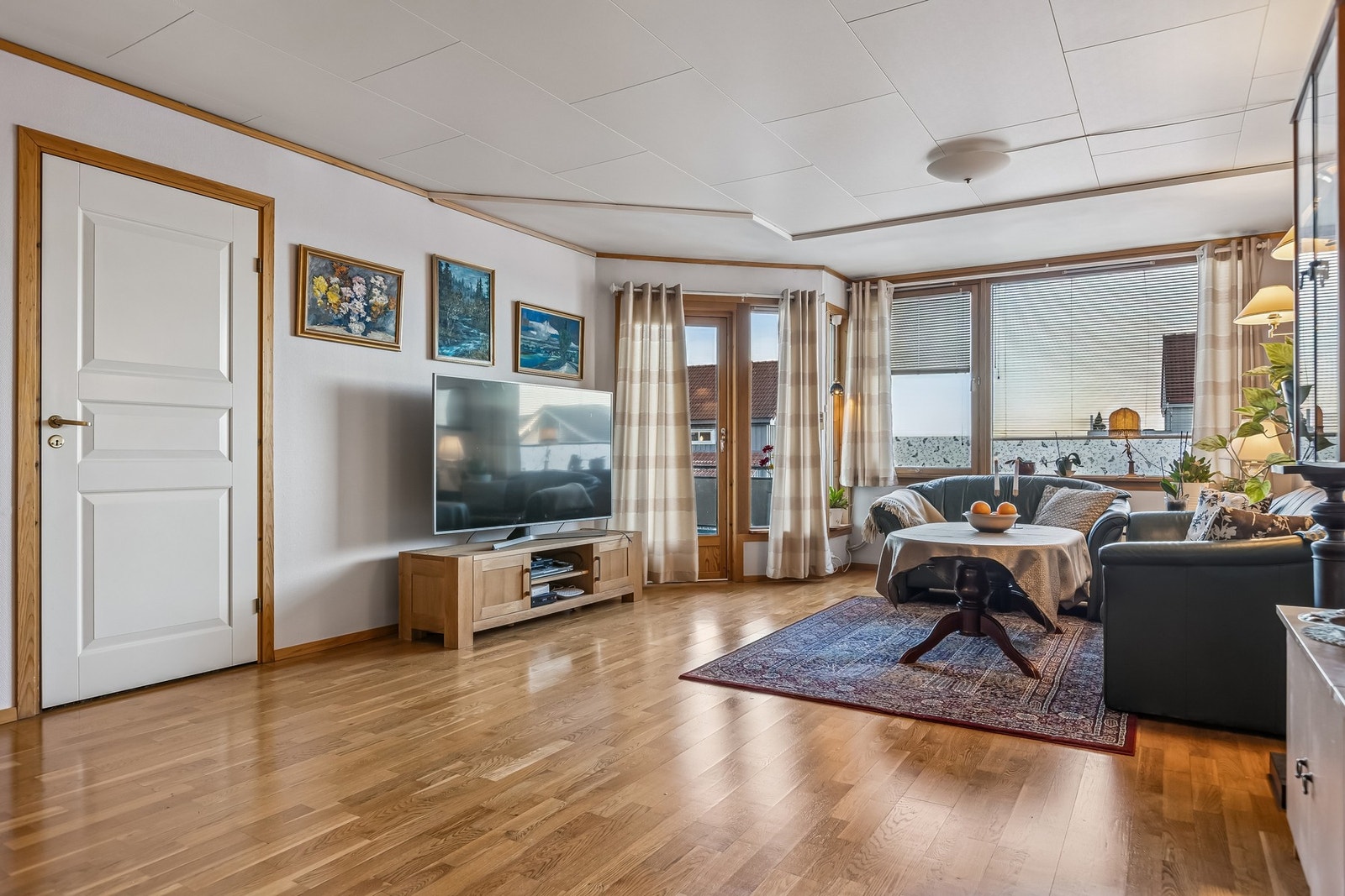 På stuen er det god plass til flere sittegrupper, stue- spise- og TV-bord. Galleribilde