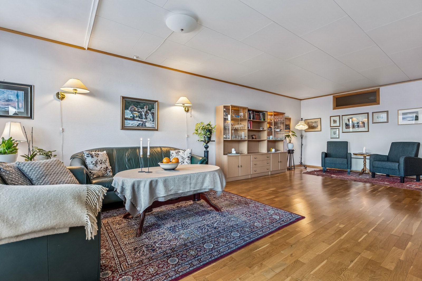 En stor stue med mulighet for flere hyggelige sittesoner. Galleribilde