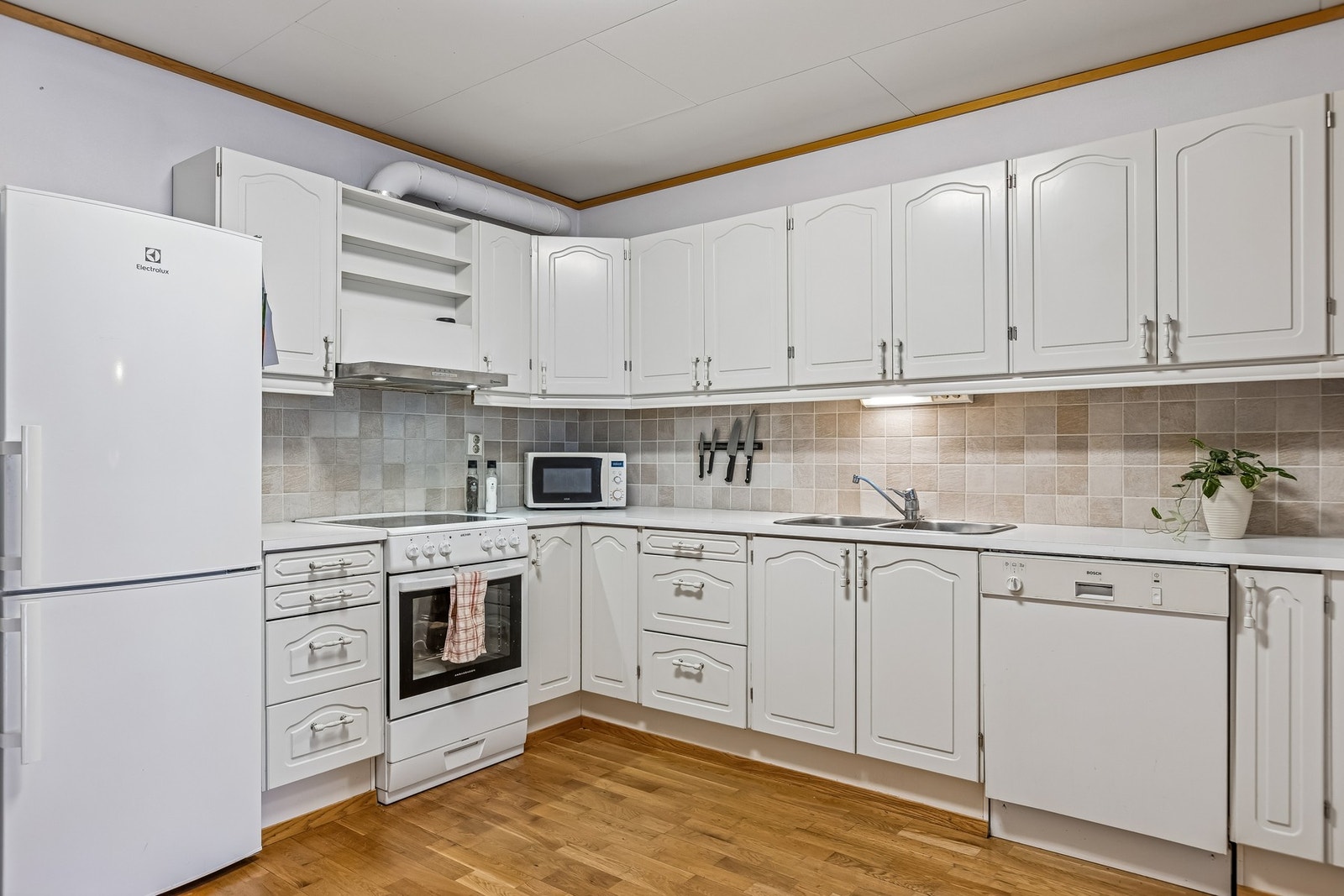 Originalt kjøkken fra byggeåret, godt vedlikeholdt gjennom årene og vurdert til TG1 av takstmann. Galleribilde