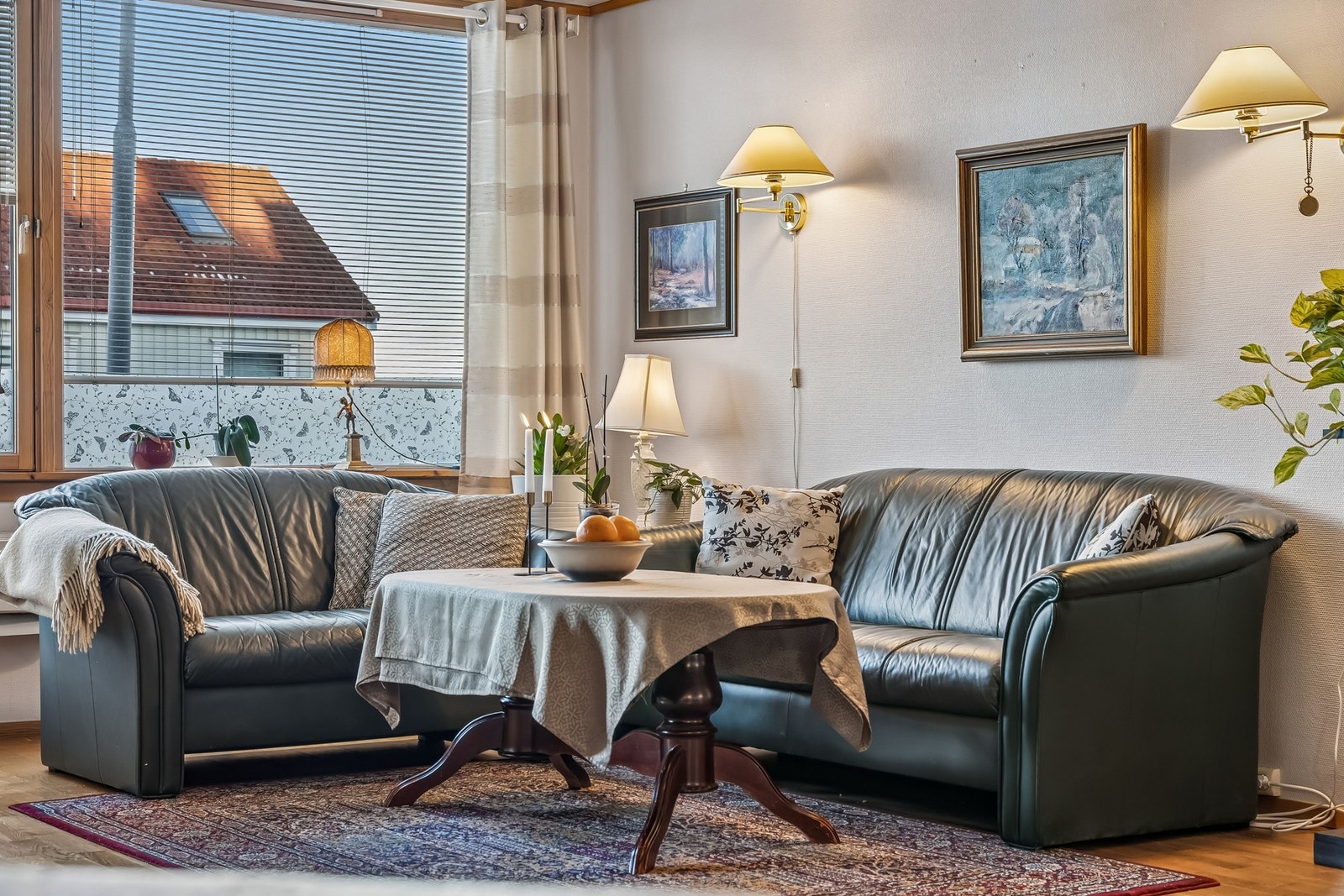 Stuen har parkett på gulv og malte slette veggflater og himlingsflate. Oppvarmingskildene varmepumpe og elektrisitet sørger for god varm og atmosfære. Galleribilde