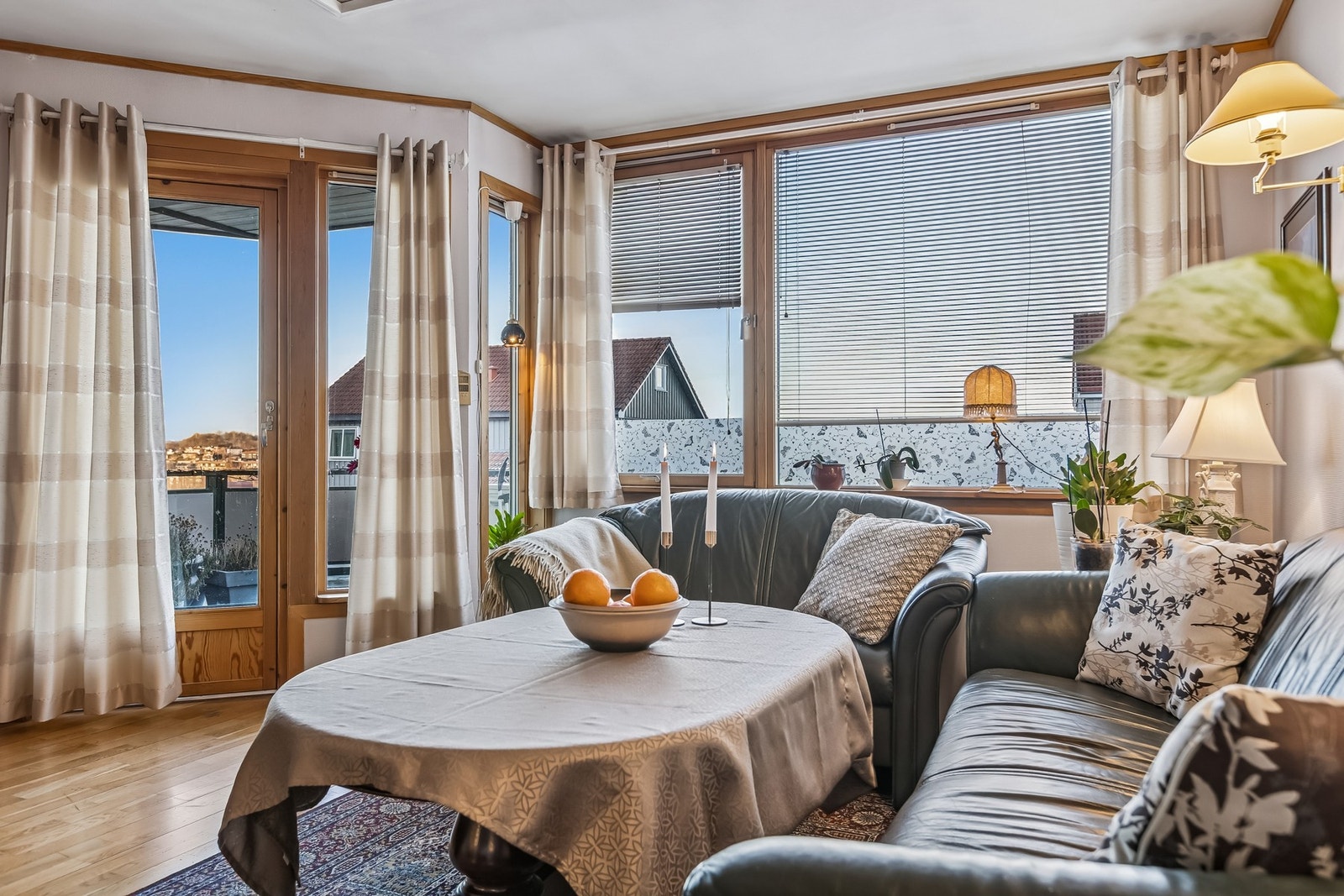 Utstrakt bruk av store vindusflater gjør det mulig å få inn mye naturlig lys, som skaper en behagelig atmosfære i leiligheten. Galleribilde