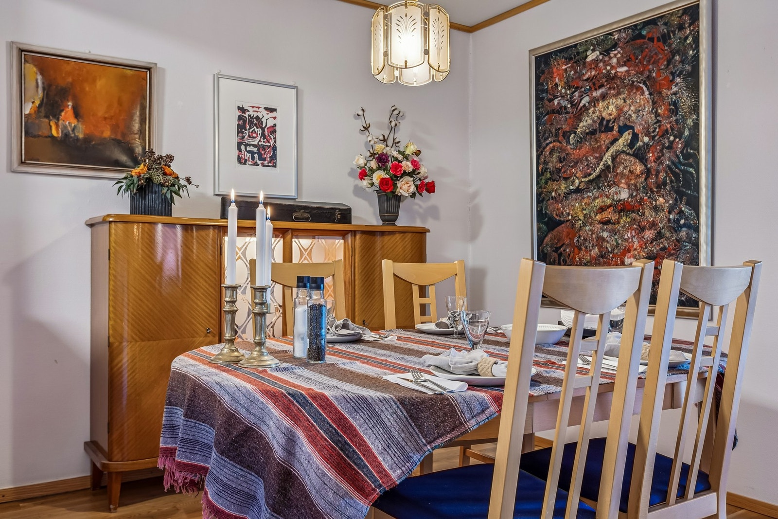 Spiseseksjonen finner sin naturlige plassering mellom stue og kjøkken. Galleribilde