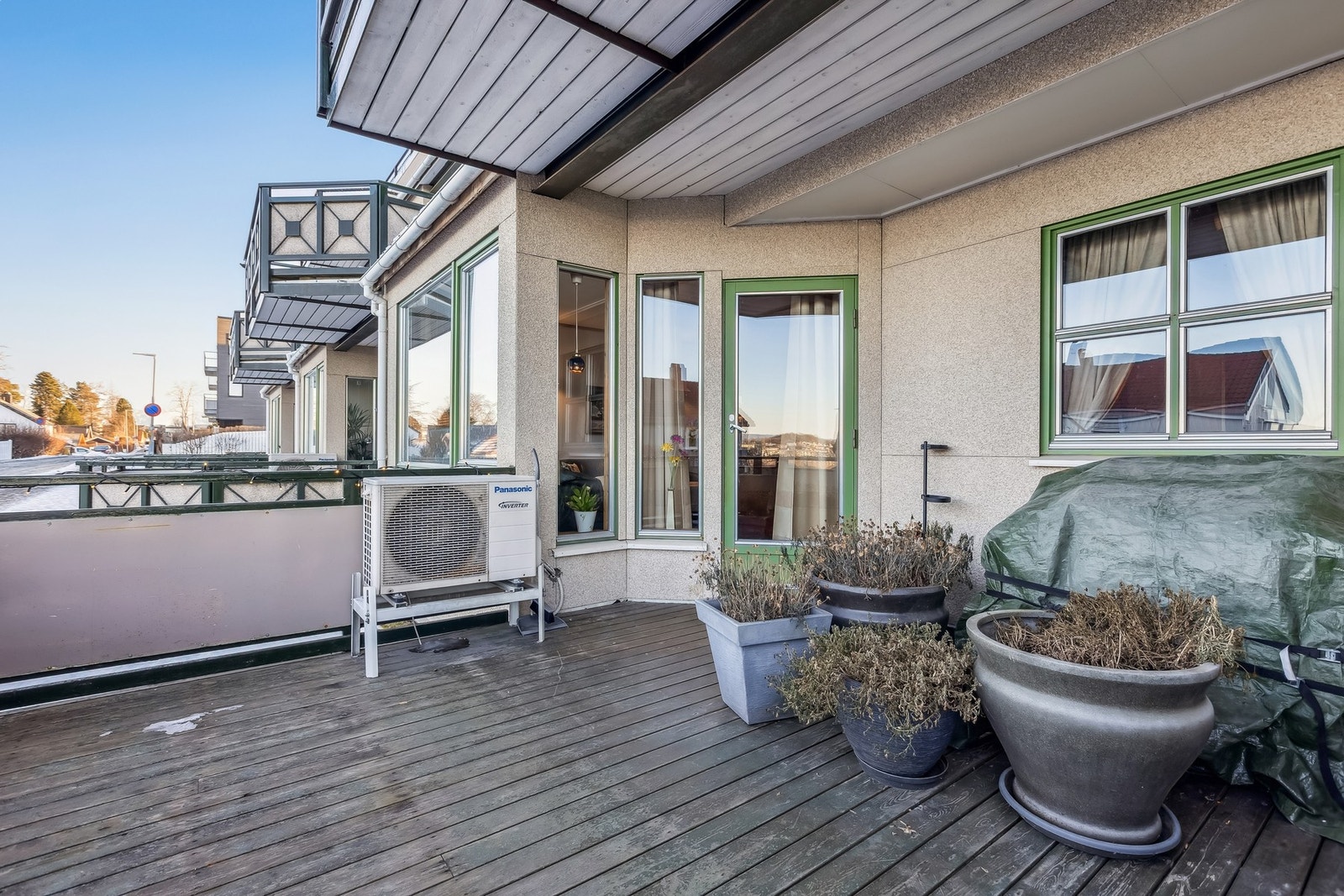 Balkongen er målt til 14,8 m² - Med takoverbygg som forlenger sesongen og gir flere gode bruksdager. Galleribilde