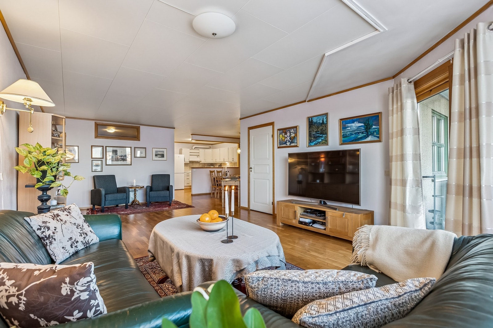 Lys og luftig selveierleilighet på 95 m² BRA-i beliggende 1. etasje. Galleribilde