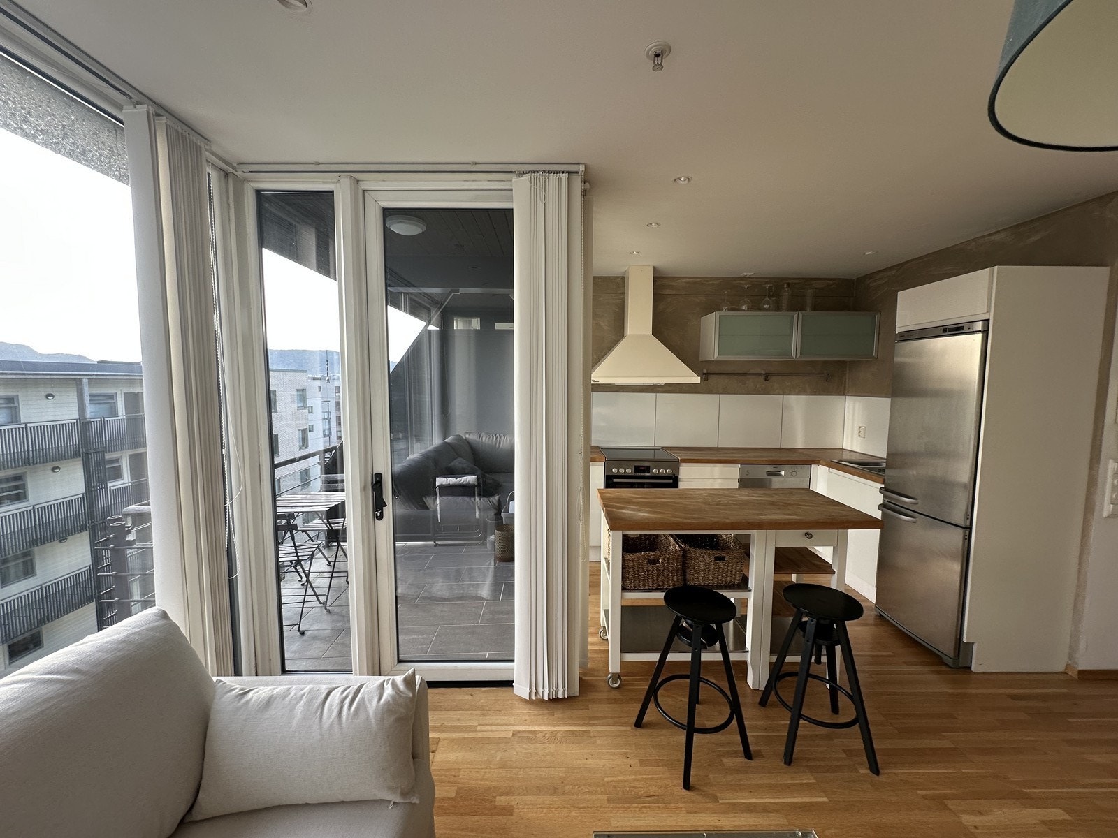 Stue/kjøkken. Utgang til balkong. Galleribilde