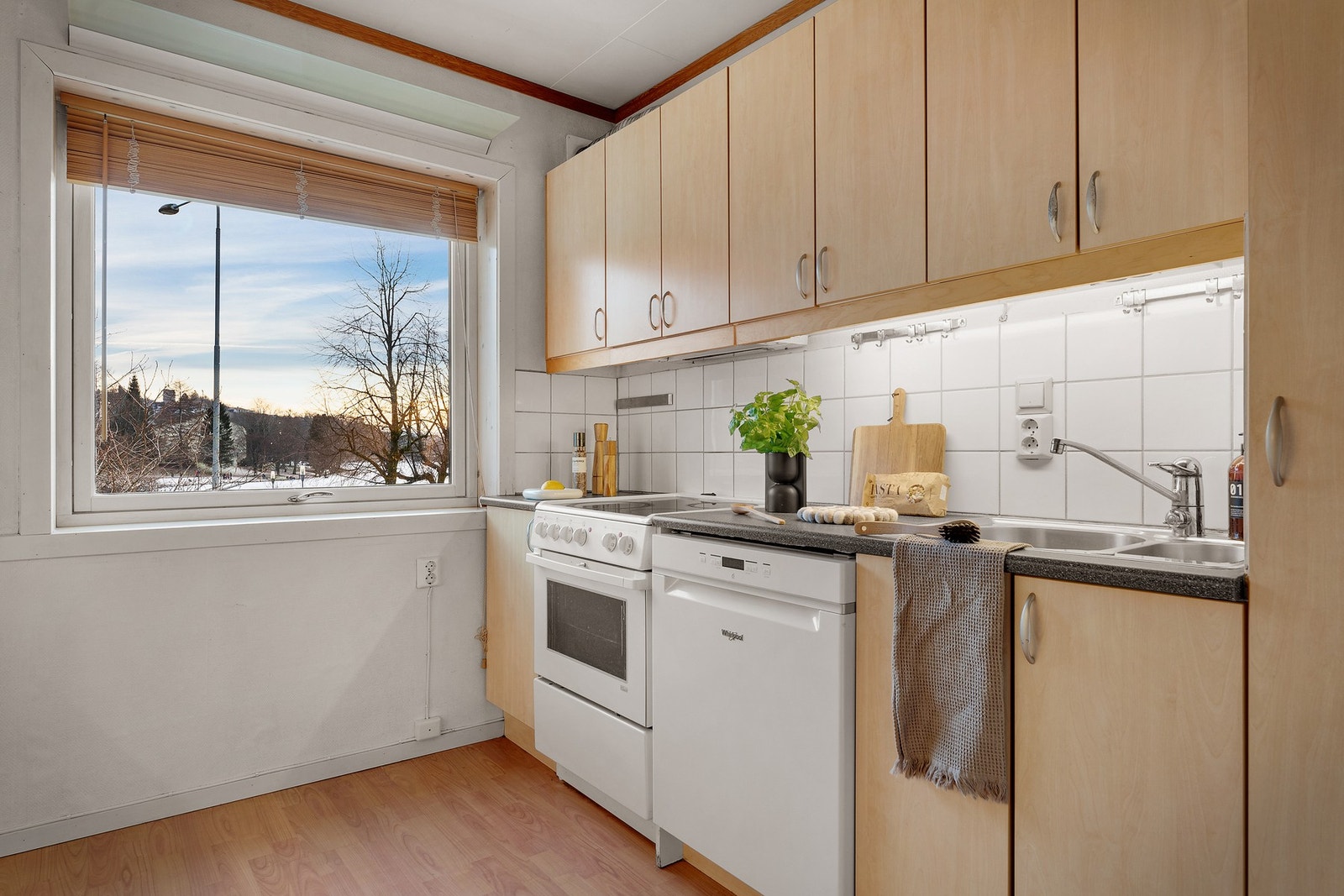 Hvitevarer medfølger salget; kjøl/fryseskap, oppvaskmaskin og komfyr. Galleribilde