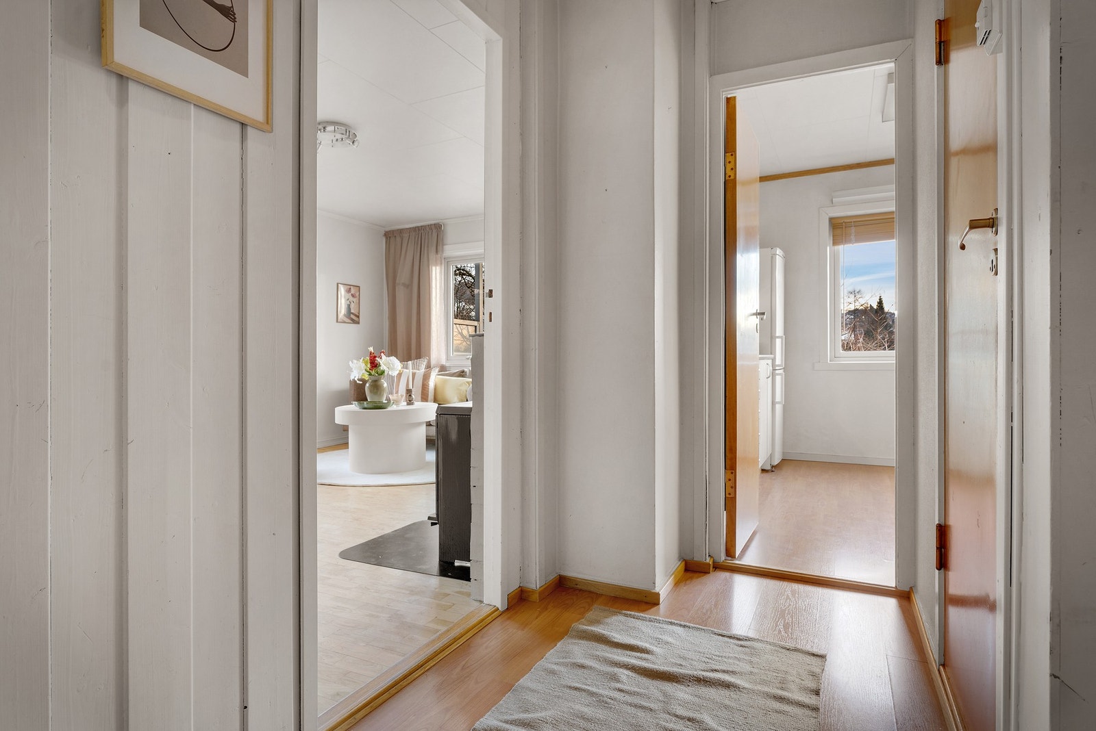 Entre, soverom og kjøkken har 3-stavs laminat på gulv. Galleribilde