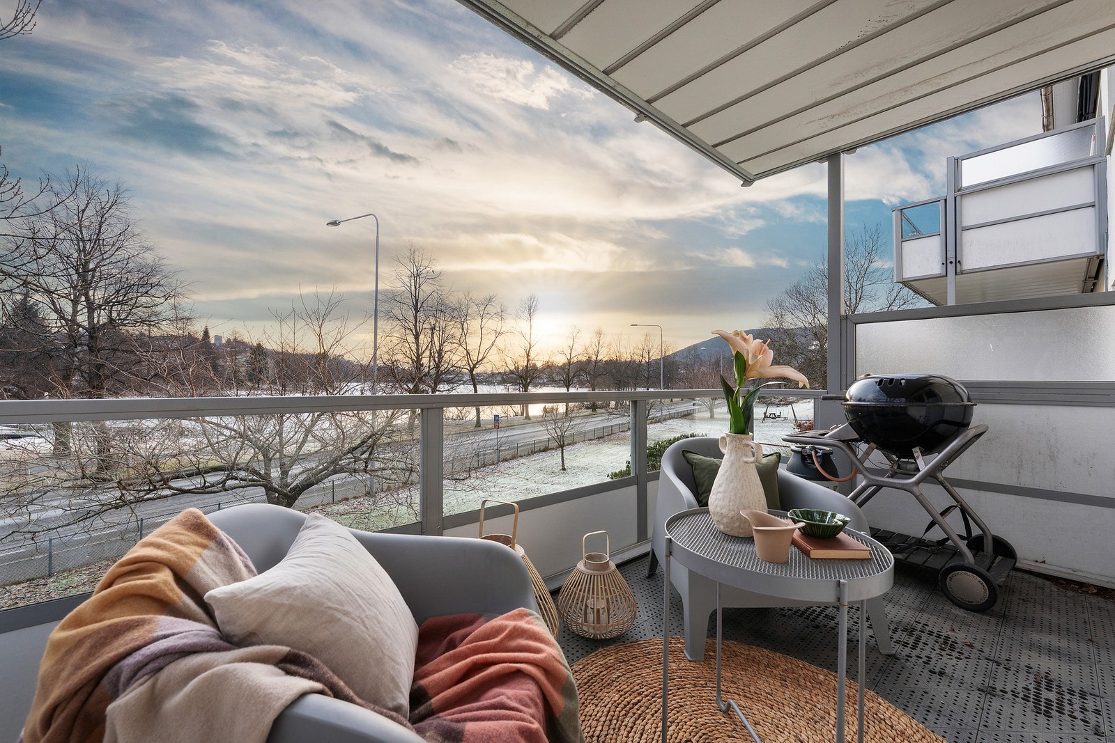 . Stuen byr på vindusflater som slipper inn godt med naturlig lys, samt vakker utsikt. Galleribilde