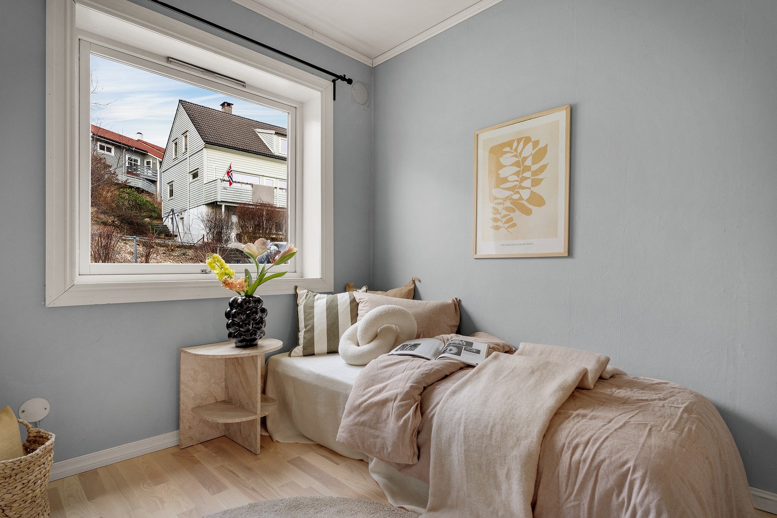 Soverom nr 2. måler 6 kvm. Her er det også plass til en stor seng og møblering. Galleribilde