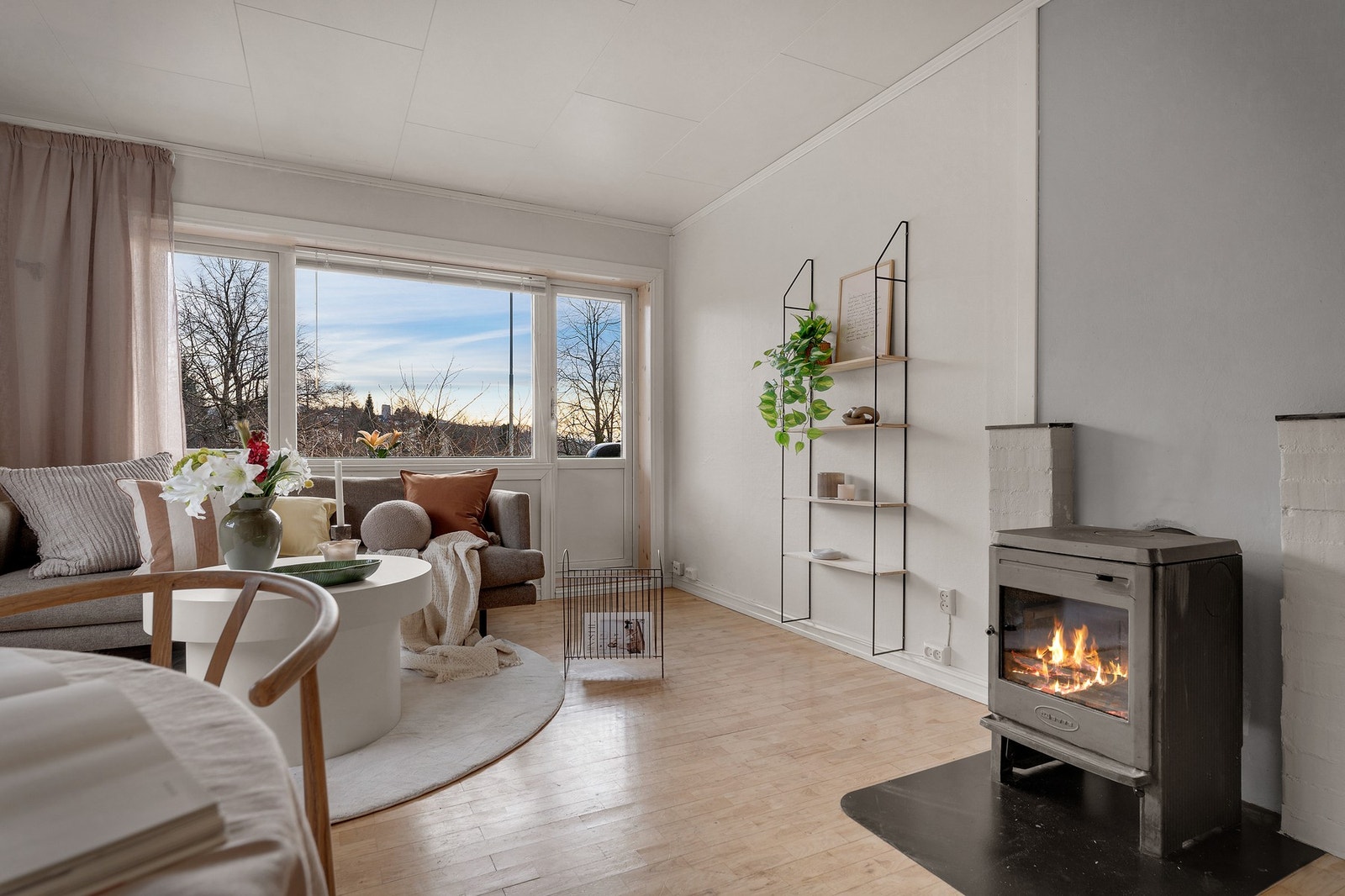 Romslig stue på 18 kvm med fine møbleringsmuligheter og plass til både sitte- og spisegruppe. Galleribilde