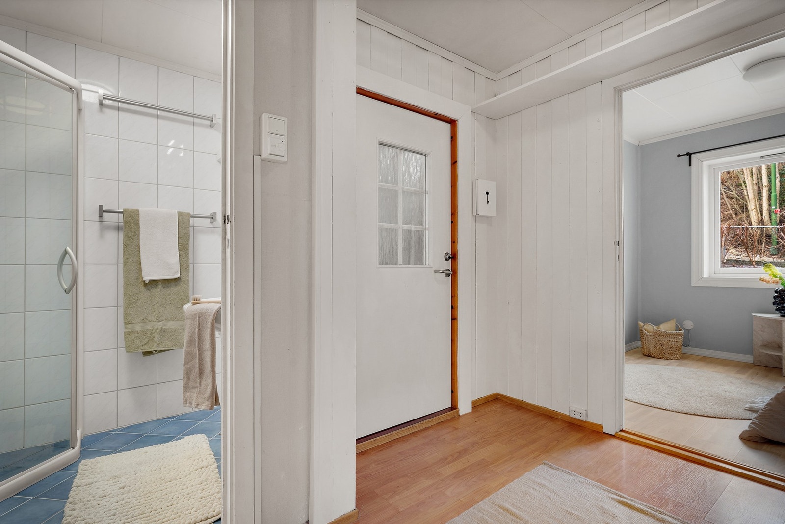 Entre/ Gang måler 5 kvm. Leiligheten disponerer 3 eksterne boder. Galleribilde