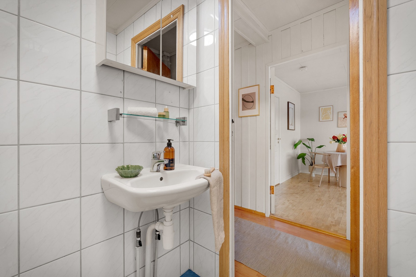 Badet er innredet med toalett, servant og dusjvegger. Galleribilde