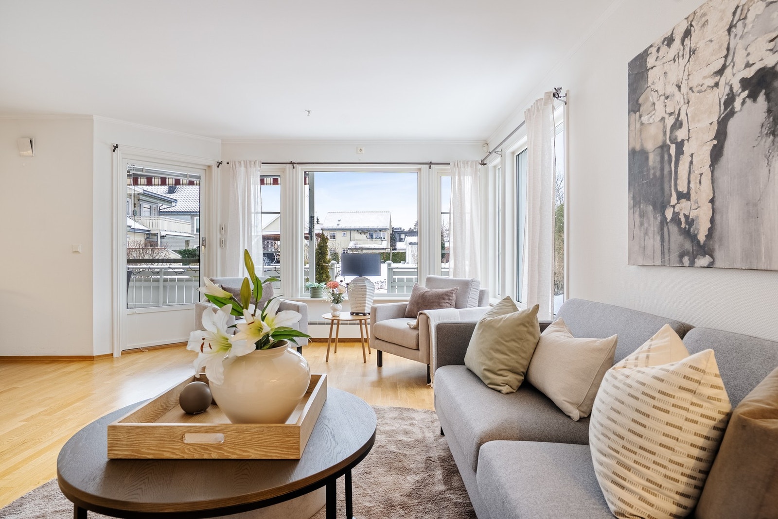 Lyse fine veggflater og parkett på gulv Galleribilde