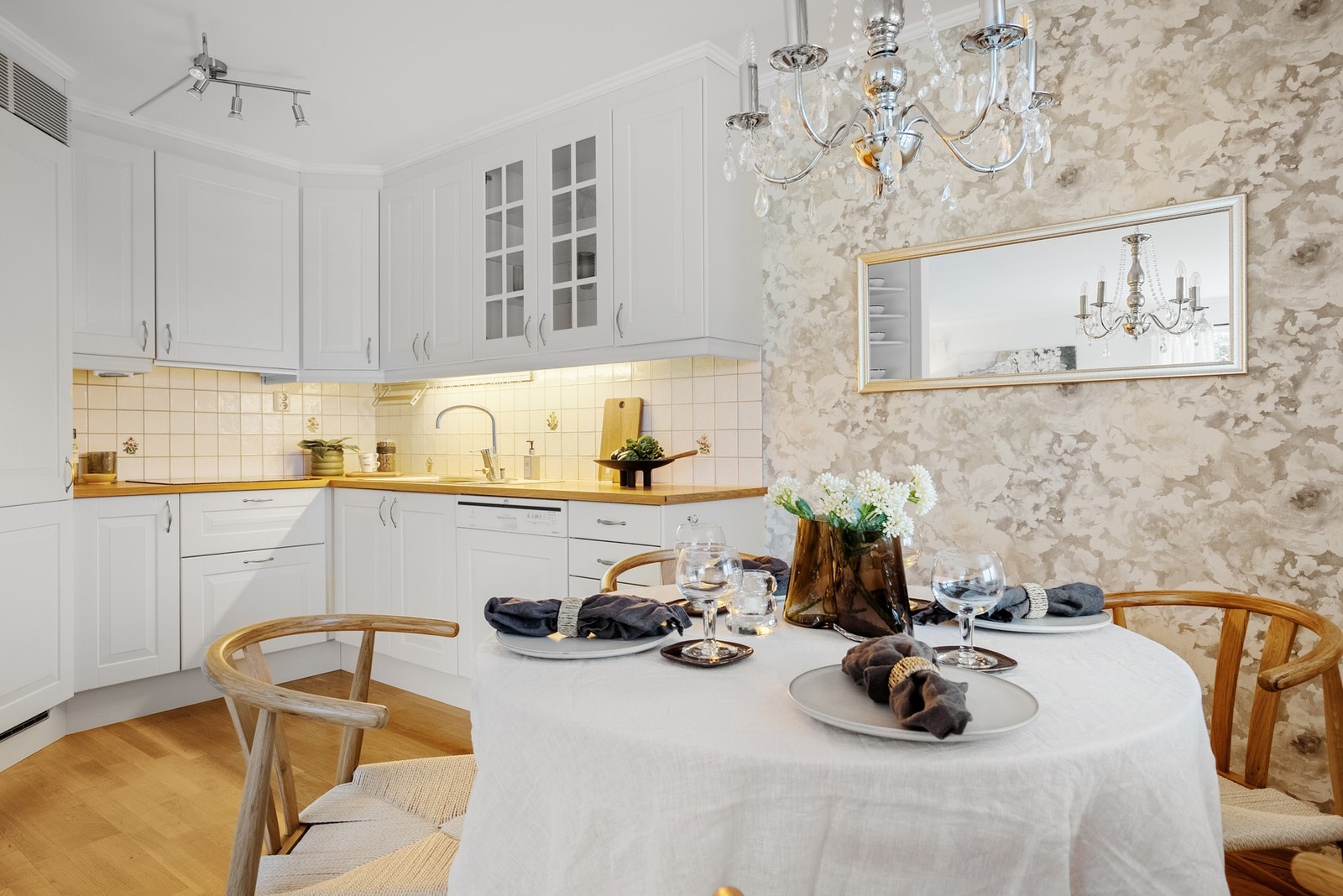 Kjøkken med spiseplass Galleribilde