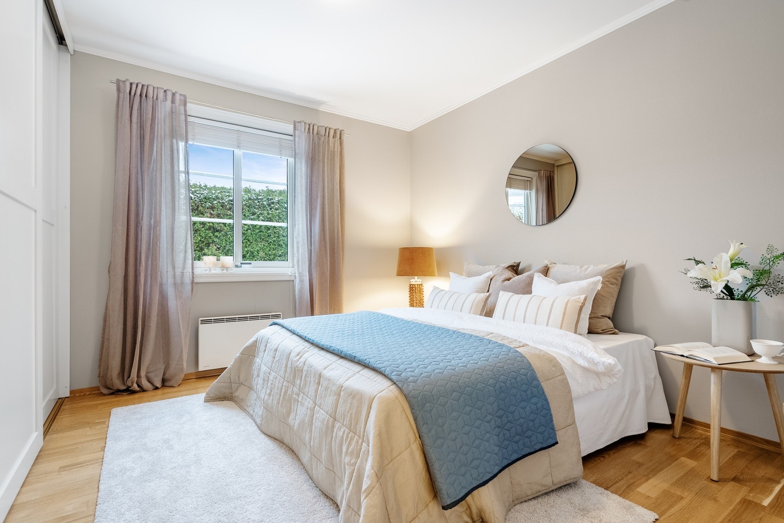 Romslig og lyst soverom Galleribilde