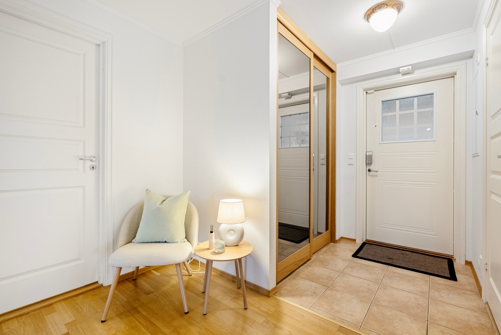 Skyvedørsgarderobe i hall Galleribilde