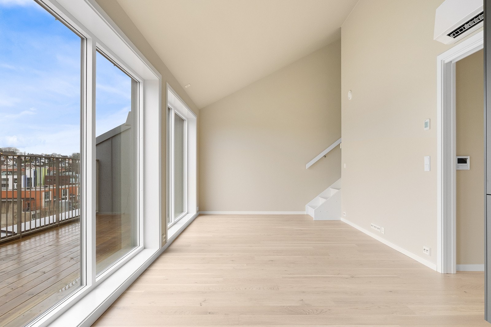 Lys stue, med trapp opp til leilighetens 2.etg Galleribilde