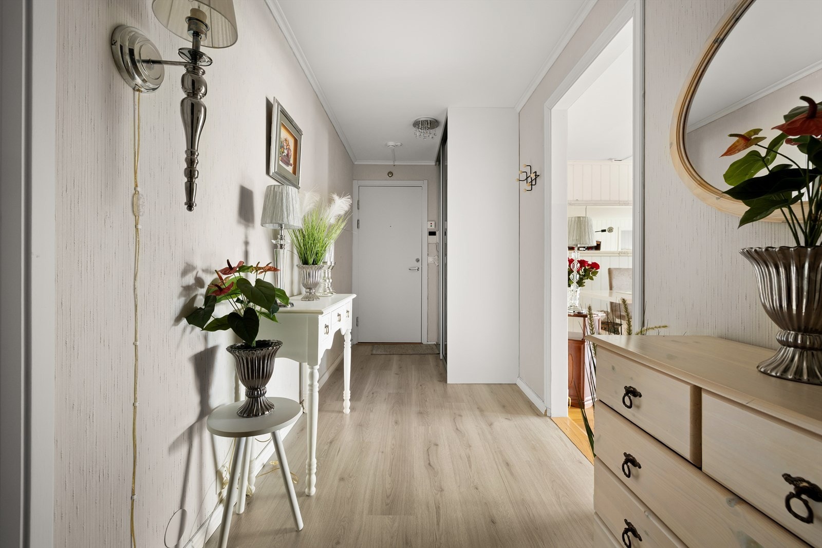 Laminatgulv strekker seg gjennom gangen, som har enkel tilgang til stue og kjøkken. Galleribilde