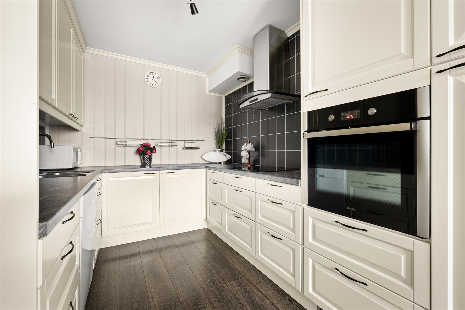 Kjøkkenet har avtrekksvifte og sprutsikre plater mellom benk og overskap. Galleribilde