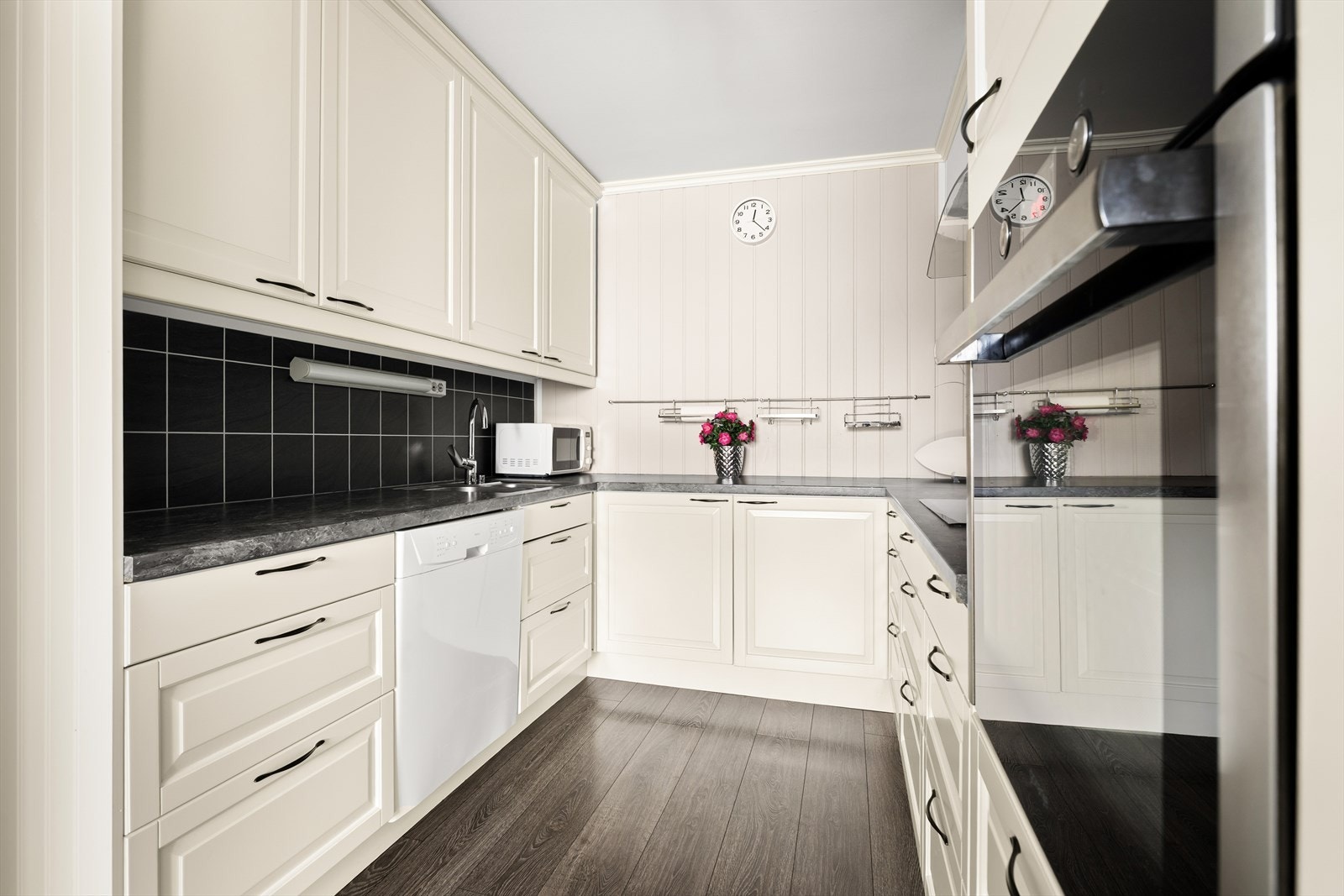 Romslig benkeplass og overskap gir god lagringskapasitet på kjøkkenet. Galleribilde