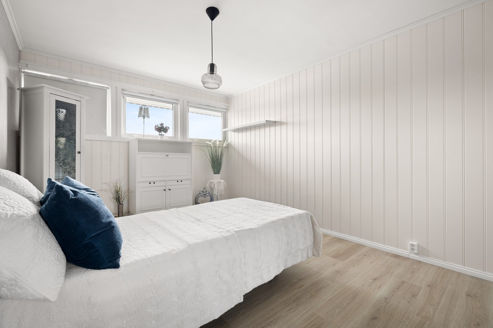 Store vinduer slipper inn rikelig med naturlig lys. Galleribilde