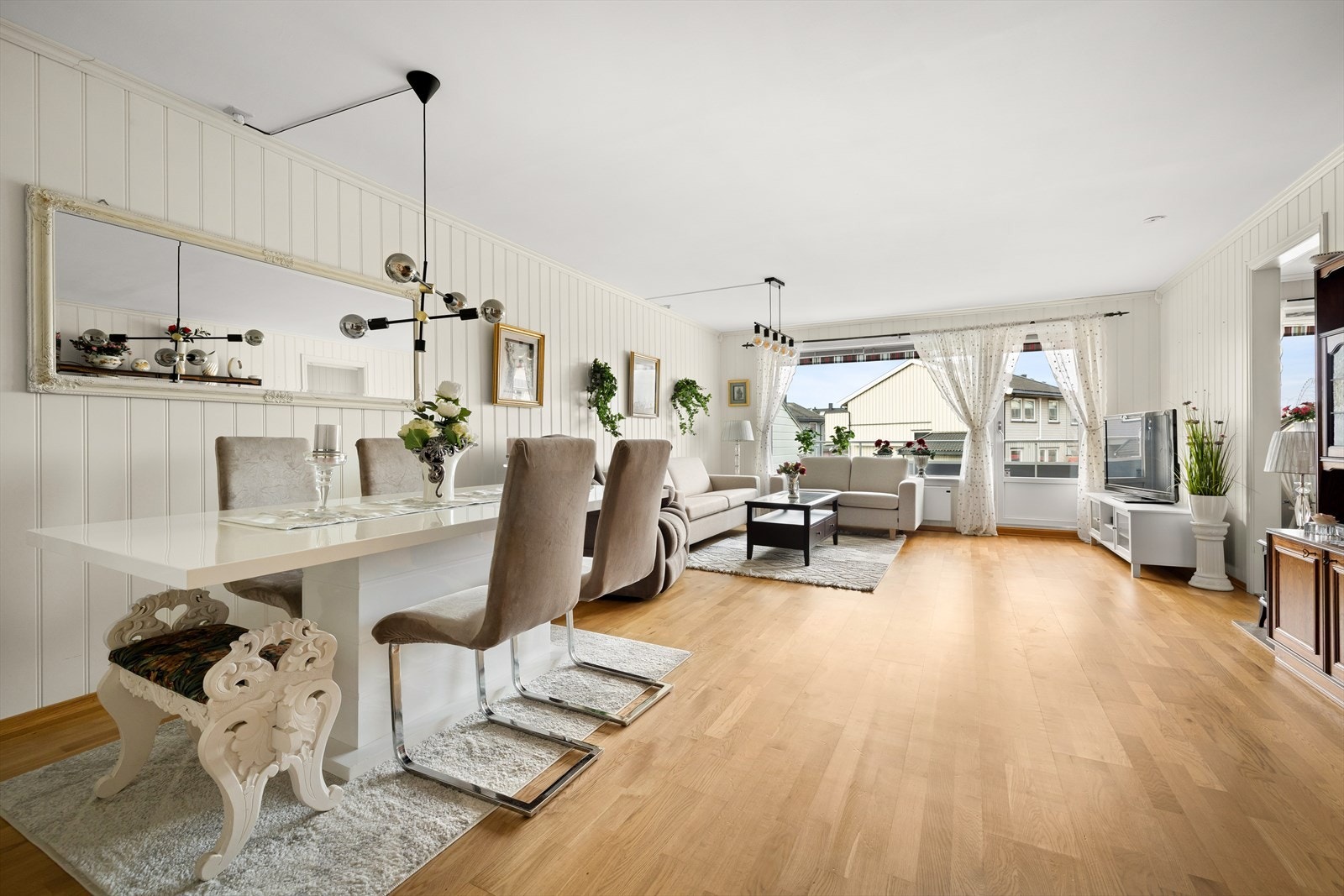 DNB Eiendom v/Michael A. Meyer (480 62 870) ønsker deg velkommen til Østsiden/Mineberget og første etasje i Lunteveien 28B! Galleribilde