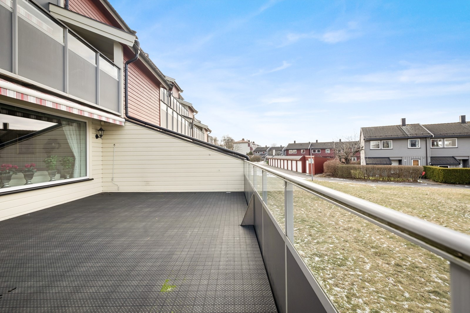 Utsyn fra terrassen mot grøntområde, med god plass til utemøbler. Galleribilde