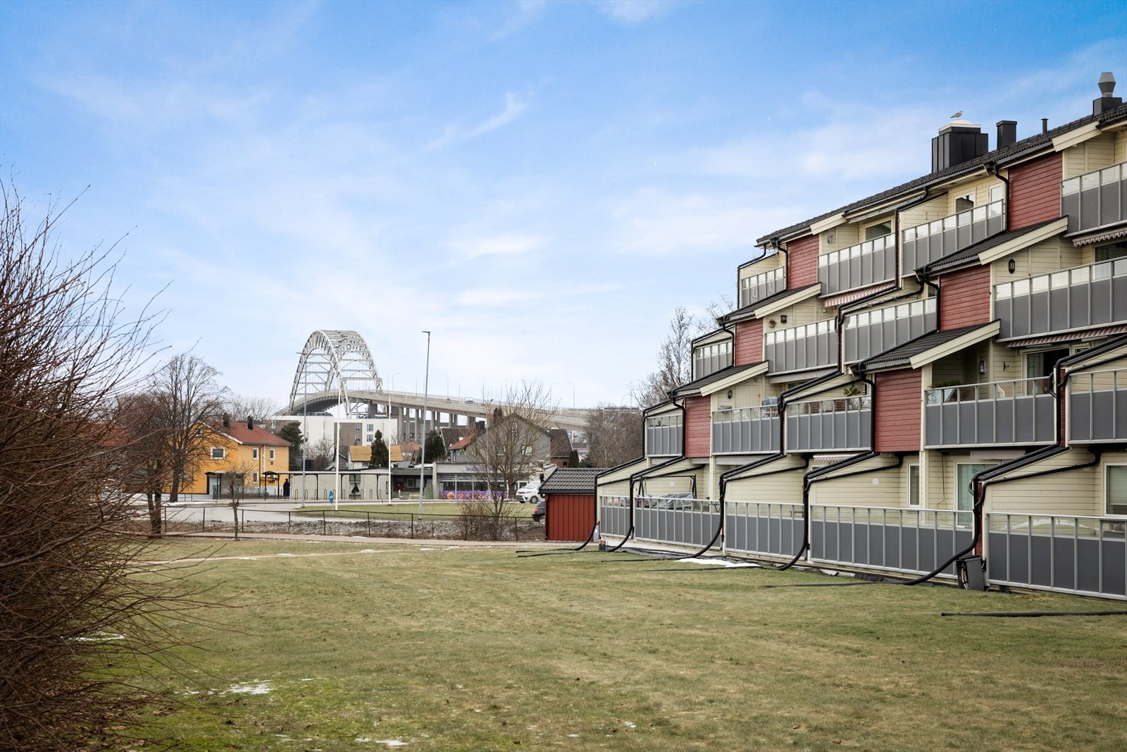 Bygget har vestvendte terrasser med aluminiumsrekkverk og glassfelt, og tilgang til felles hage. Galleribilde