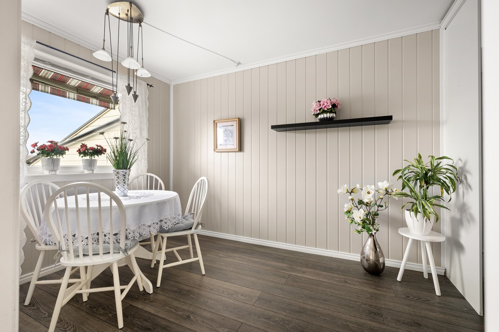 Spiseområde med laminatgulv gir et praktisk rom for måltider, med utsikt gjennom stort vindu. Galleribilde