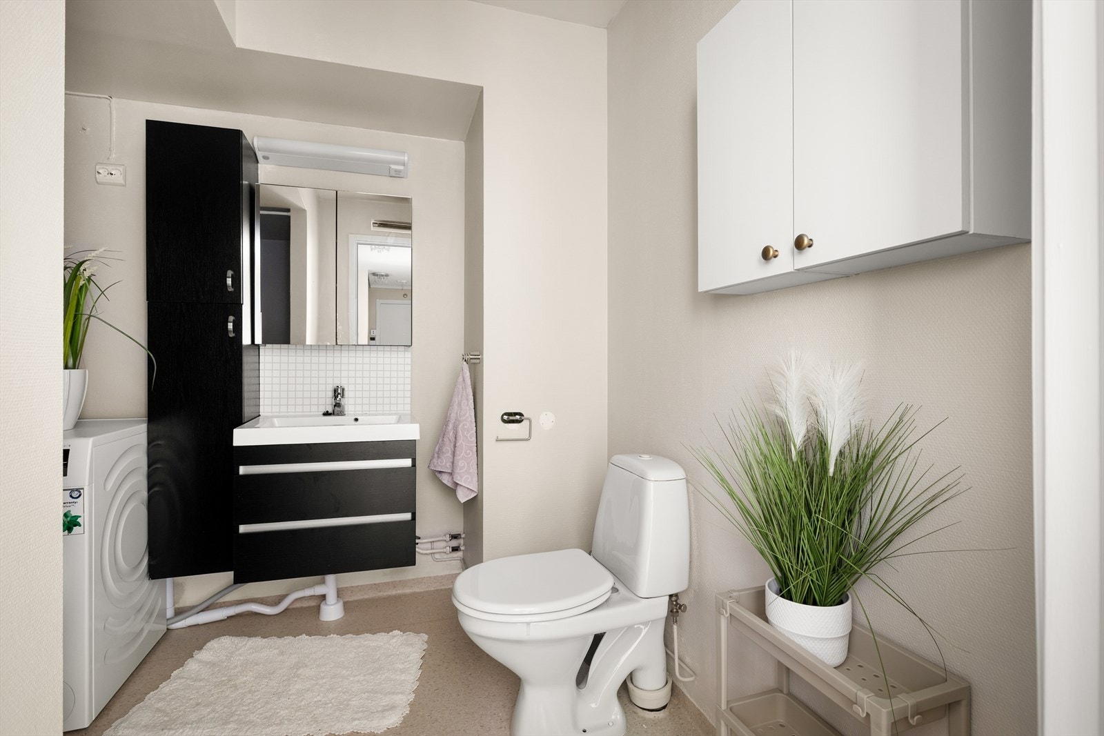 Badet har servantinnredning, toalett og opplegg for vaskemaskin. Galleribilde