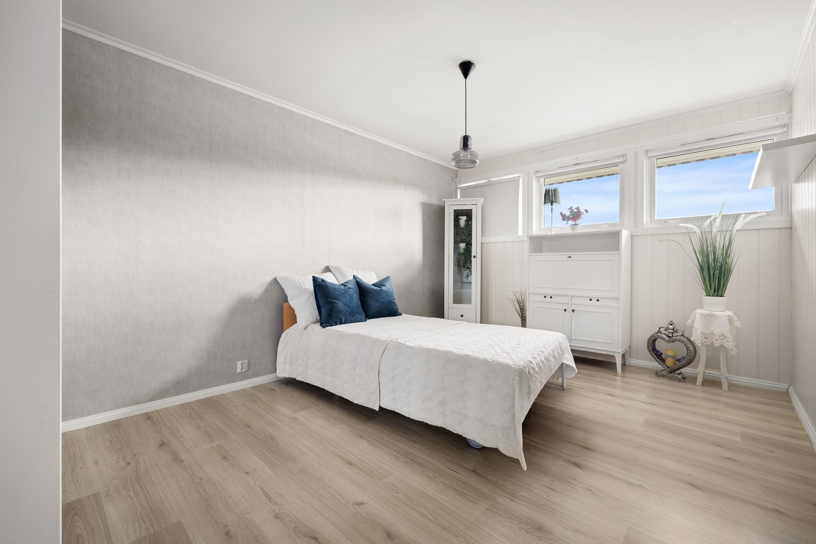 Laminatgulv gir et slitesterkt og lettstelt underlag i soverommet. Galleribilde